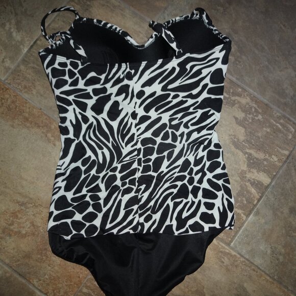 Miraclesuit Bathing Suit Black White Rushing Slimming Tummy Control one piece 14 - Picture 8 of 12